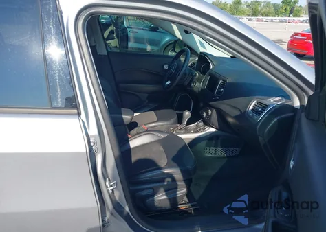 2018 Jeep Compass Latitude 4X4 z USA, uszkodzony, nr VIN 3C4NJDBB7JT112436